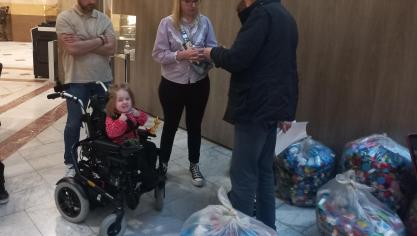 Grâce aux « Bouchons d’Amour », les parents d’Anna ont obtenu une aide financière de 6400 € pour l’achat d’un fauteuil adapté (qui en coûte plus du double) à leur fillette