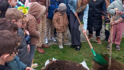 Mélanie, aujourd’hui âgée de 25 ans, a passé sa jeunesse avec sa petite sœur à SOS Villages d’Enfants de Calais. Elle a participé à la plantation de l’arbre aux mille écus.