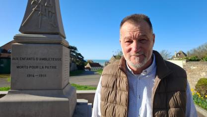 Olivier Bontant a tenu à se présenter devant le monument aux morts, sur lequel sont mentionnés plusieurs membres de sa famille.