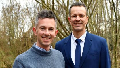 Enguerrand Petolas (à gauche), aux côtés de Sébastien Butez. Il est aussi connu pour être le directeur de campagne de Jean-Marc Puissesseau à Coulogne, et l’ancien attaché parlementaire de l’ancien député Pierre-Henri Dumont.