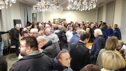 Il y a foule pour tenter d’y voir plus clair le soir du 15 mars, à Coulogne. À la fin de la soirée, la foule est partie, mais le brouillard reste entier.