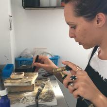 Félicie Colin s’est spécialisée dans les bijoux conçus avec du métal.