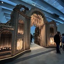 L’œuvre Nymphées d’Éva Jospin (2022) est l’une des plus impressionnantes de l’exposition temporaire du Louvre-Lens.