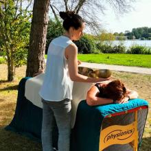 La séance s’effectue allongée dans une ambiance chaleureuse et bienveillante pour une détente assurée.
