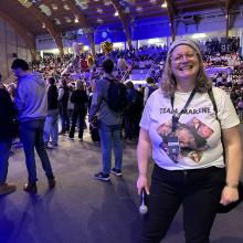 Stéphanie Finet ambiance la salle Tételin d’Arras entre deux coupures pubs et en lien avec Houcine.