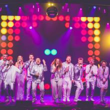 La Revue se joue pendant 3 mois, chaque week-end de février à avril. Si le spectacle attire des Nordistes, il séduit également au-delà ! Parmi les spectateurs, on compte des résidents des Hauts-de-France, de Nouvelle-Aquitaine, d’Île-de-France…