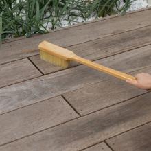 On dit adieu à l’eau de Javel, ce biocide non sélectif, qui se répand dans les nappes phréatiques, et élimine, certes, les végétaux indésirables de la terrasse mais également toutes formes de vie dont les micro-organismes du sol, si précieux pour leur équilibre naturel...