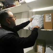 A L’Impérial, Ugur Sahan s’occupe des derniers colis Mondial Relay avant que le partenariat ne cesse fin février.
