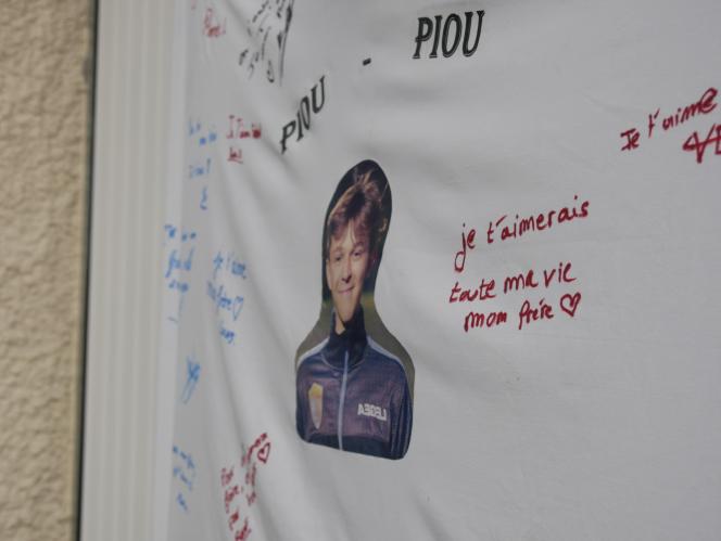 Les mots d’adieu sont nombreux, et affiché devant la maison familiale.