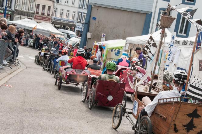 Desvres a une nouvelle fois été retenue par la Fédération française de voitures à pédales pour organiser une épreuve de championnat de France. Par des couleurs criardes et une bonne touche d’humour, les participants tenteront d’en mettre plein les yeux aux spectateurs.