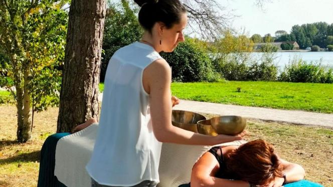 La séance s’effectue allongée dans une ambiance chaleureuse et bienveillante pour une détente assurée.
