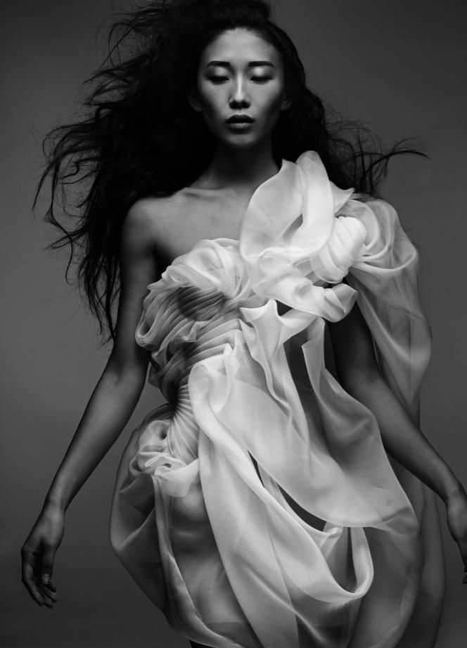 01-Portrait Yiqing Yin-Robe Betta Moon-collection 2009-Exils-Yiqing Yin