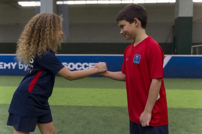 Les enfants reçoivent une tenue Nike PSG Academy