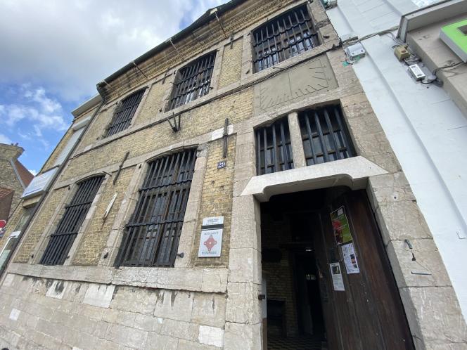 L’ancienne prison communale de Bourbourg est située place du Général-de-Gaulle.