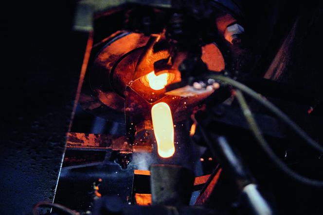 Chaque goutte de verre incandescente est étirée et façonnée pour donner vie à des lignes élégantes et résistantes.