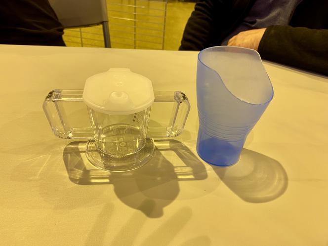 La tasse handycup et le verre à découpe nasale.