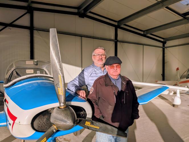 Pierrot, en avant, président du club et membre depuis toujours, et Guillaume, derrière, instructeur à l’aérodrome boulonnais de Saint-Inglevert.